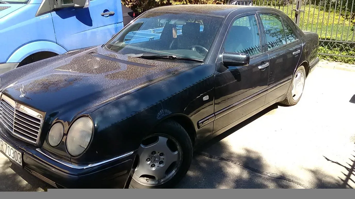 Mercedes-Benz E210