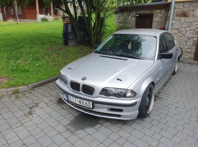 BMW 323